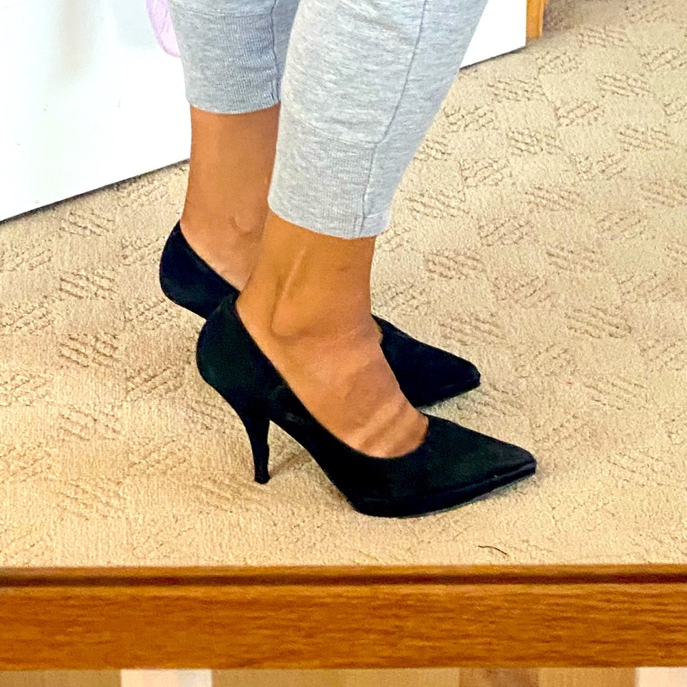 Size 8 black suede Guess pumps, 2.5 inch heel, 0.5 inch platform for comfort